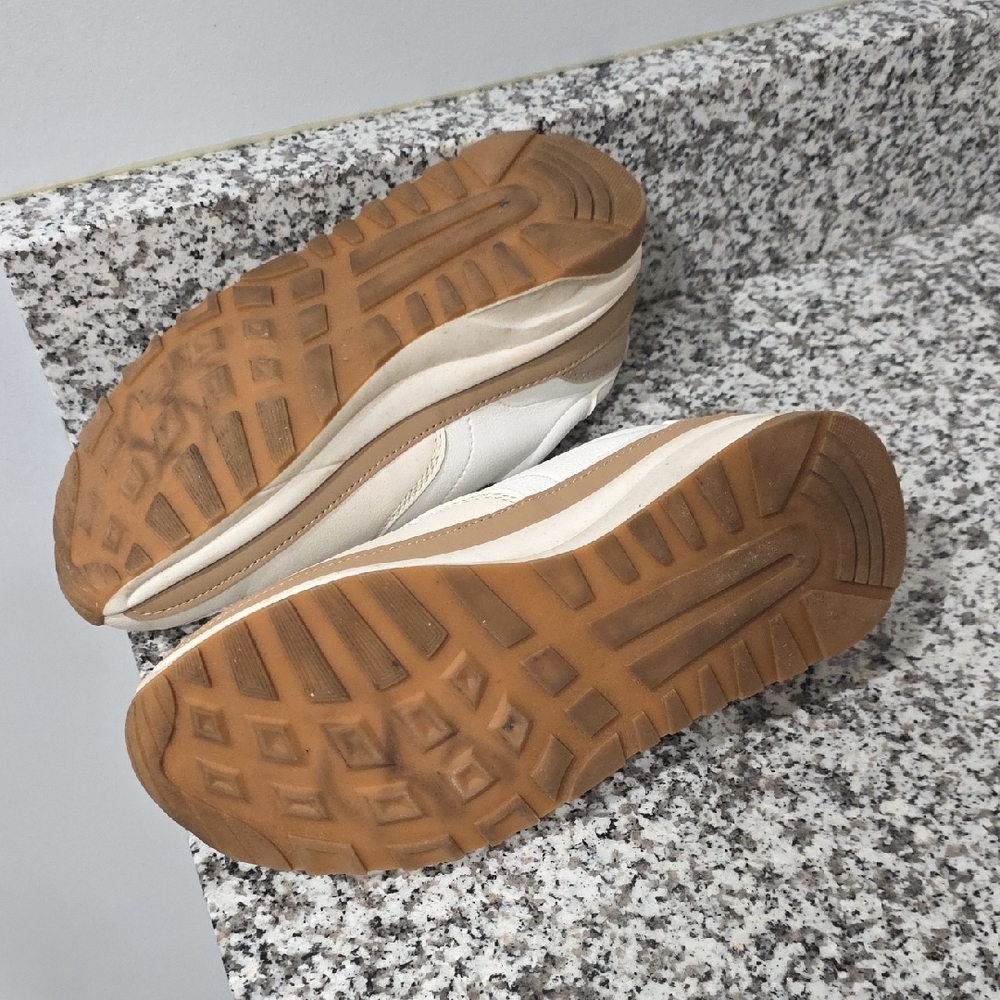 Cushionaire Women's White and Tan Sneakers - Picture 14 of 16